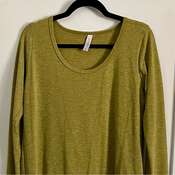 LuLaRoe Medium Lynnae Scoop Neck Long Sleeve Top Size Medium Fits 8 to 12 - Picture 3 of 8